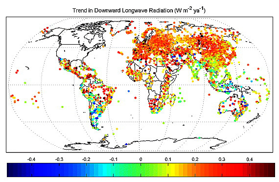 Mapa světa s barevnými body, které značí z většiny pozitivní trend v množství infračerveného záření dopadajícího k Zemi.