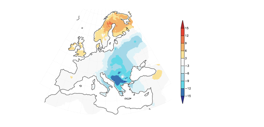 Mapa Evropy ukazující odchylku až −15 stupňů Celsia od normálu denní teploty v jihovýchodní Evropě a odchylku až +9 stupňů Celsia v severní Evropě.